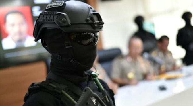 Final do Ramadã na Indonésia: muçulmanos gritando “Allahu akbar” esfaqueia policial até a morte